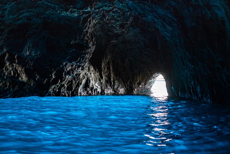 カプリ島の青の洞窟 イタリア 旅の大辞典